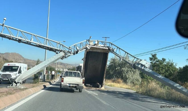 Damperi açık kalan kamyon PTS direğini devirdi!