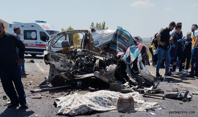 Düğün yolunda pikap ve tır kafa kafaya çarpıştı: 4 ölü, 1 yaralı!