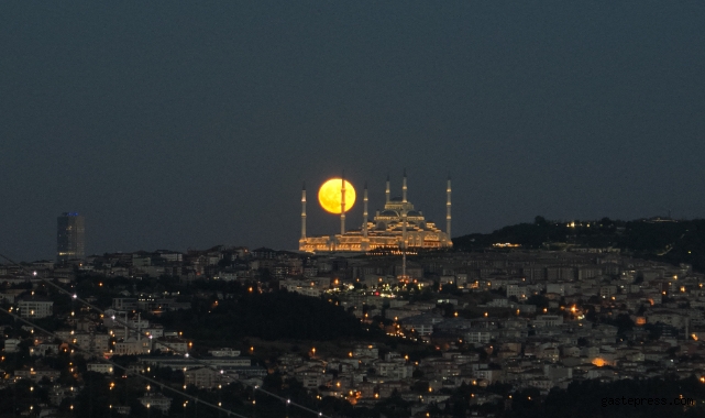 İstanbul'da muhteşem dolunay manzarası!