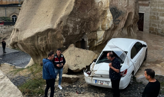 Kapadokya'yı sel vurdu: Kopan kayalar 3 araçta hasara neden oldu!