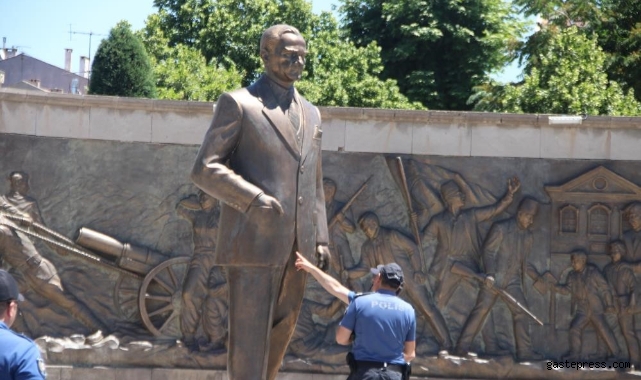 Atatürk Anıtı'na saldıran dayı-yeğen 4 yıl 4 ay ceza aldı!