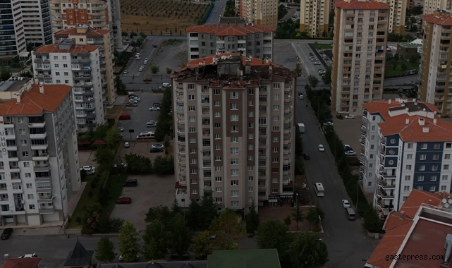 Binanın çatısında çıkan yangının hasarı gündüz görüntülendi!