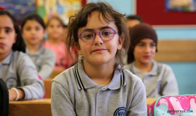 Cumhurbaşkanı Erdoğan'ın desteğiyle göz ameliyatı yapılan Ada, okula başladı!
