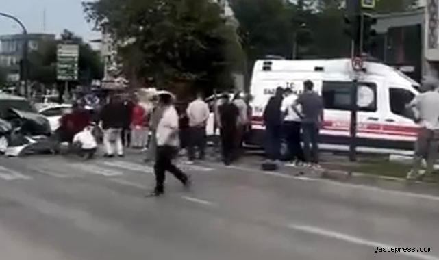 Hasta taşıyan ambulans otomobil ile kafa kafaya çarpıştı!