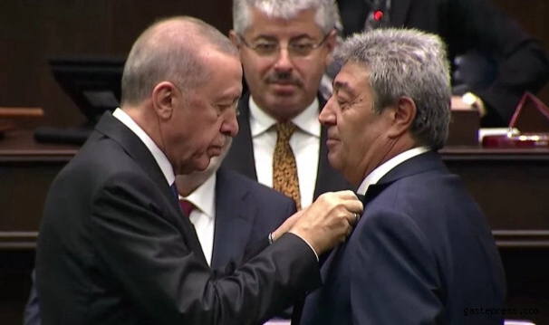 AK Parti'ye katılan Dursun Ataş'a rozetini Cumhurbaşkanı Erdoğan taktı!