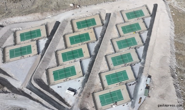 Erciyes'teki 2 bin 300 rakımlı tenis kortlarına tepki: 'Canım ülkemin parasına vallahi yazık'