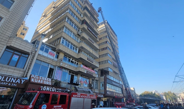 İş yerinin terasında çıkan yangını itfaiye söndürdü!