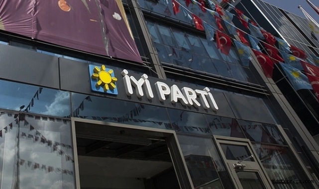 İYİ Parti'den istifa etmişti! CHP'ye katılıyor, rozetini Özgür Özel takacak!