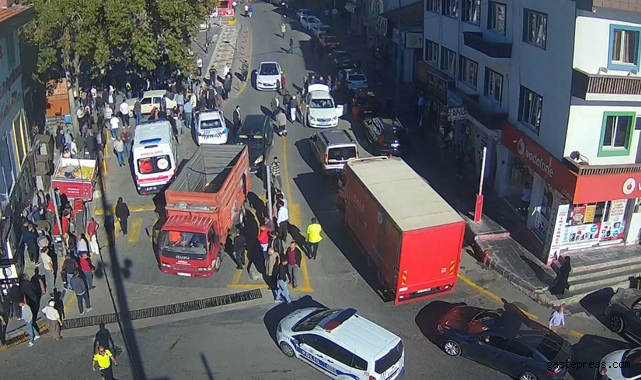 Kontrolden çıkan traktör, önce araçlara çarptı sonra kaldırıma çıktı!