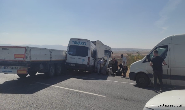 Minibüs tıra çarptı: 11 yaralı!