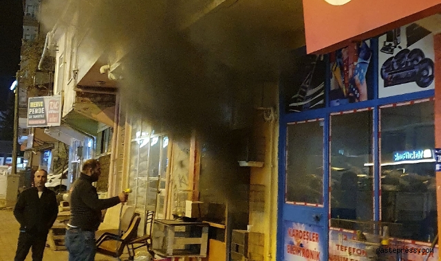 Pet shopta çıkan yangında kuş ve balıklar öldü, iş yeri sahibi yaralandı!
