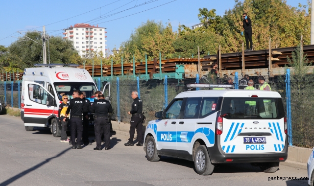 Yük treni çarptı; olay yerinde öldü!