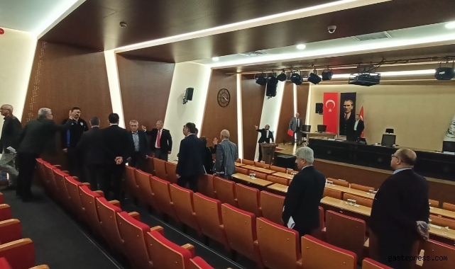CHP’li isimlerden meclis üyelerinin salonu terk etmesine tepki!