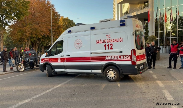 Genci bıçaklayan 2 kişi, kaçarken düşüp yaralandı!