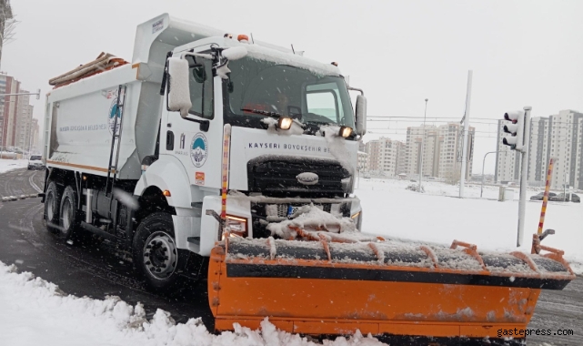 Kayseri'de kar temizleme ve tuzlama çalışması devam ediyor!