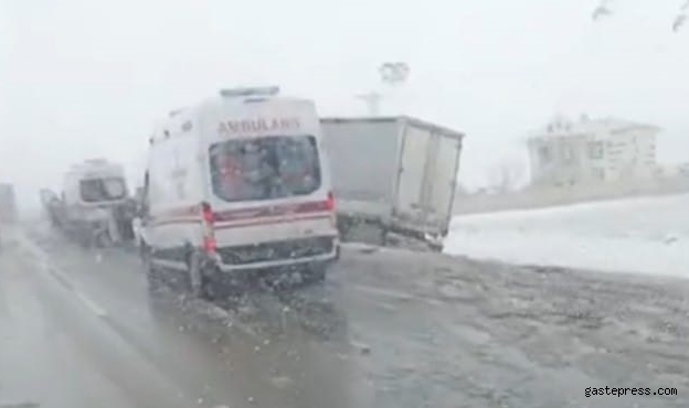 Kayseri, Kırşehir karayolunda 9 araç zincirleme kazaya karıştı: 9 yaralı
