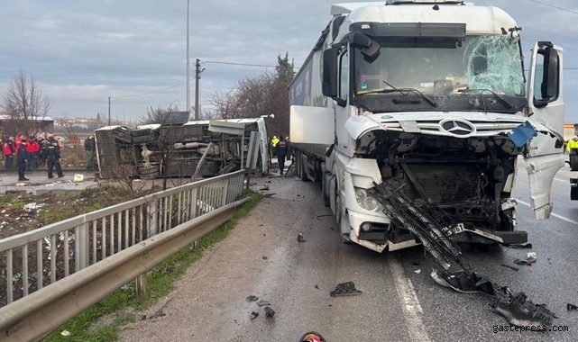 Balıkesir'de feci kaza! Okul servisi ile tır çarpıştı: 8 öğrencinin durumu ağır!
