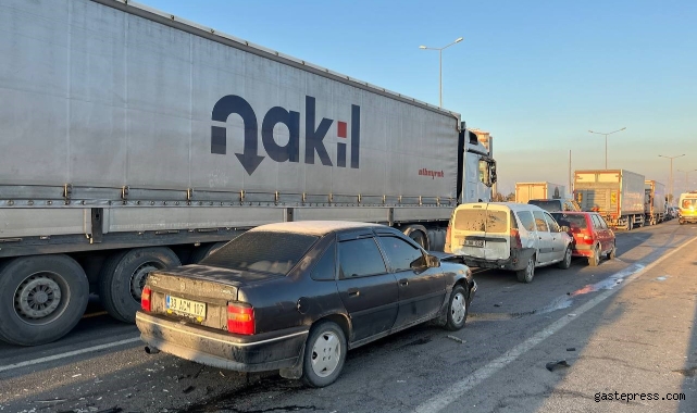 Kayseri'de 3 aracın karıştığı zincirleme kaza: 2 yaralı!