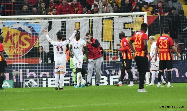 Kayserispor - Galatasaray maçında taraftar sahaya girdi