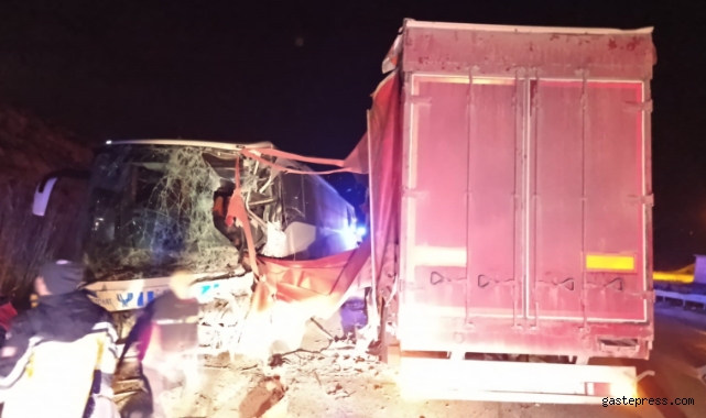 Yolcu otobüsüyle tır çarpıştı: 18 yaralı!