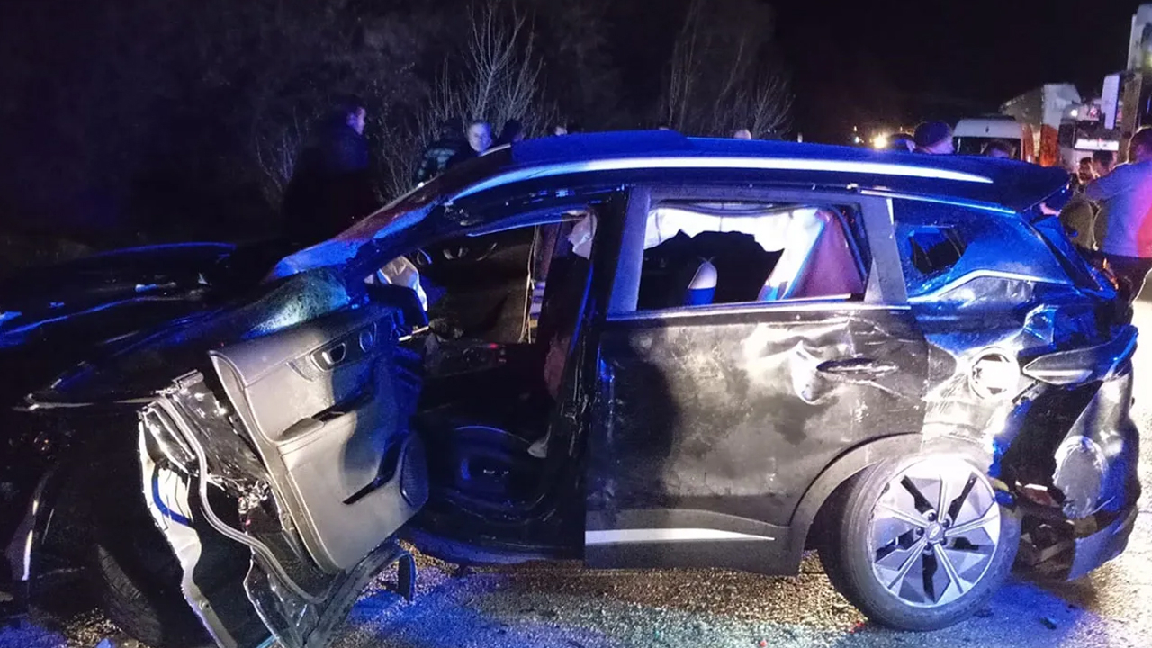 Sivas&#039;ta yolcu otobüsü ile otomobi çarpıştı: 10 yaralı!