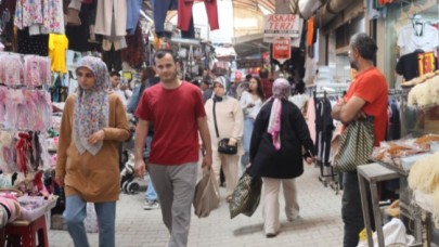 Depremin yıktığı Uzun Çarşı’da bayram kalabalığı esnafa ve vatandaşa moral oldu!