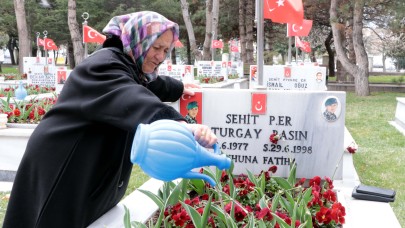 Kayseri'de bayram arifesinde şehitlik ziyareti!