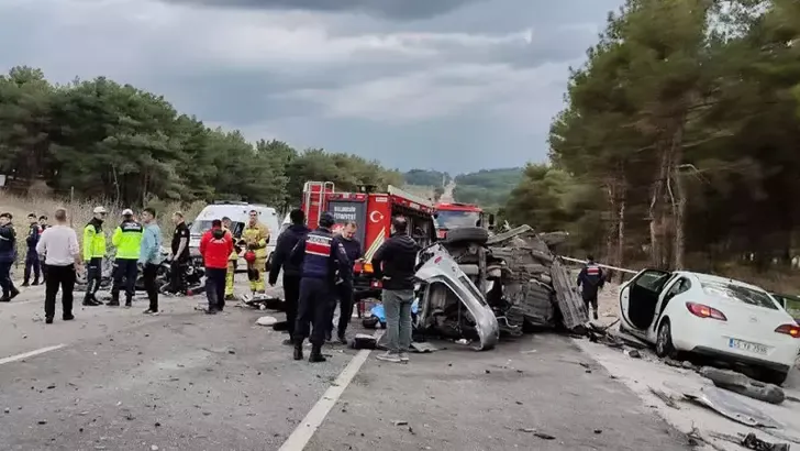 Balıkesir'de zincirleme kaza: 2 ölü, 10 yaralı!