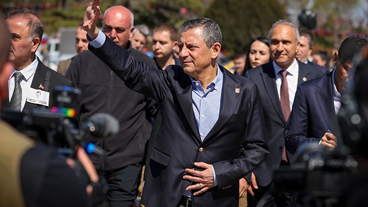 Özgür Özel, Saraçhane'de bayramlaştı: 'Erdoğan, artık bir cunta başkanıdır!'