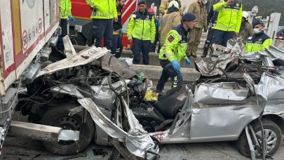 Pendik'te otomobil TIR'ın altında girdi: 4 ölü!