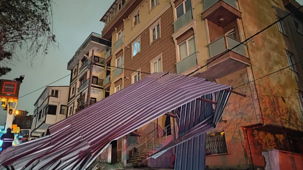 İstanbul'u fırtına vurdu! Çatılar uçtu, araçlar zarar gördü, uçaklar inemedi!