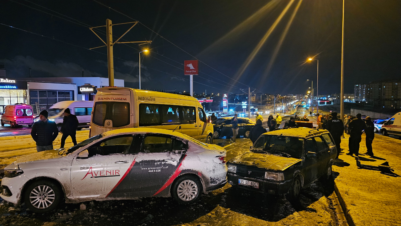 Kayseri'de 11 araçlı zincirleme kaza: 2 yaralı