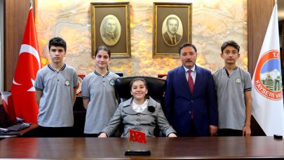 Vali Gökmen Çiçek Koltuğunu 7. Sınıf Öğrencisi Zeynep Erdoğan’a Devretti!