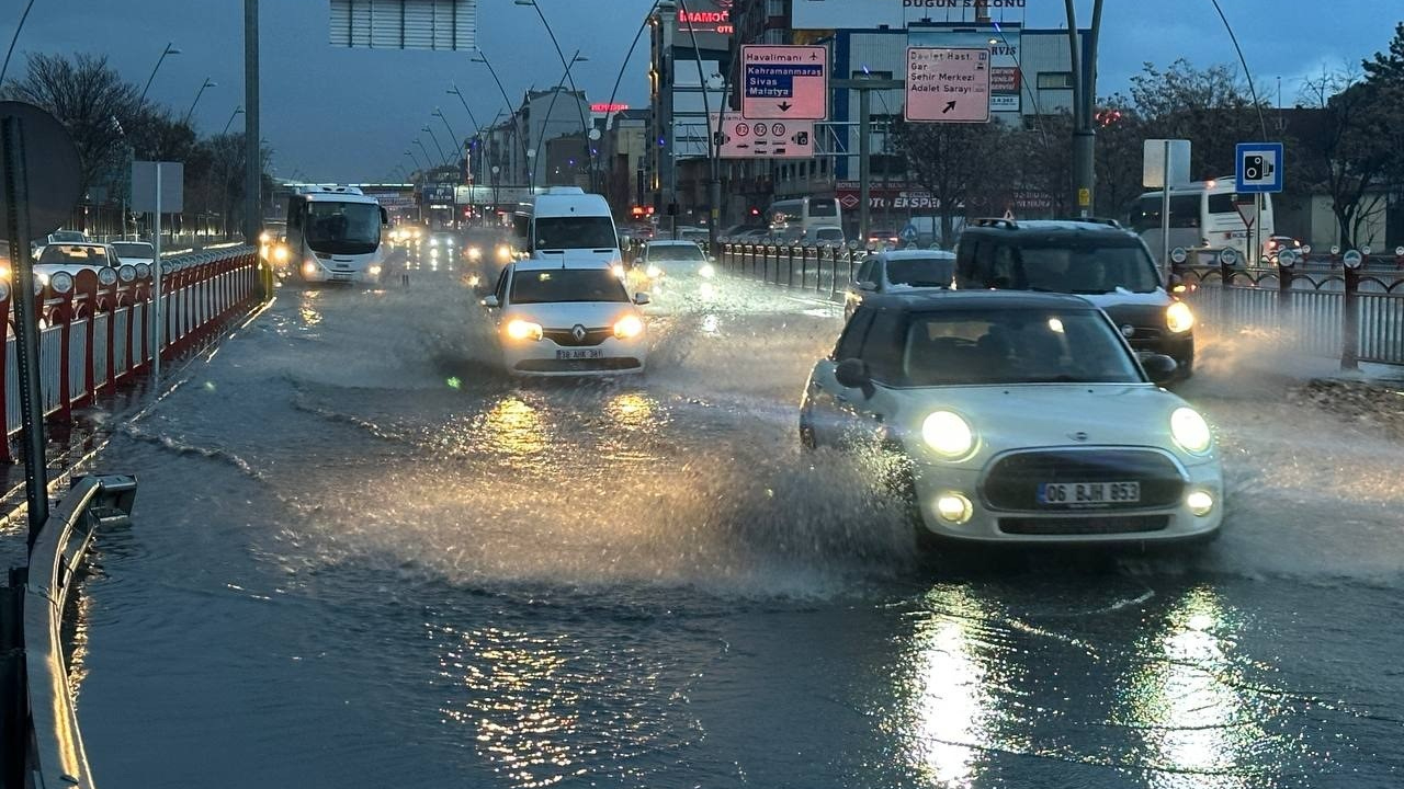 Sağanak yağış Kayseri'de hayatı olumsuz etkiledi!