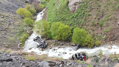 Hakkari Yüksekova'da feci kaza: 2 ölü 3 yaralı