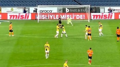 Fenerbahçe'de maç içinde kaos! Tadic ile Talisca birbirine girdi!