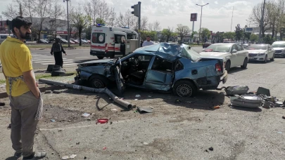 Kamyonet ile otomobil çarpıştı!