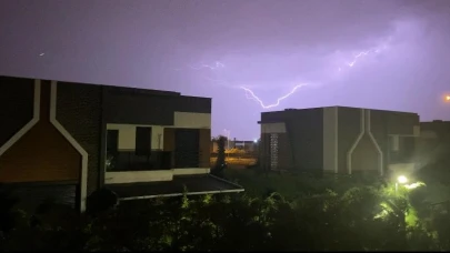 Kayseri'de şimşekler geceyi aydınlattı!