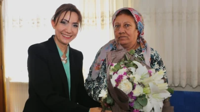 Şehit Annesine Gülümseyerek Çiçek Takdimi Tepki Çekti!