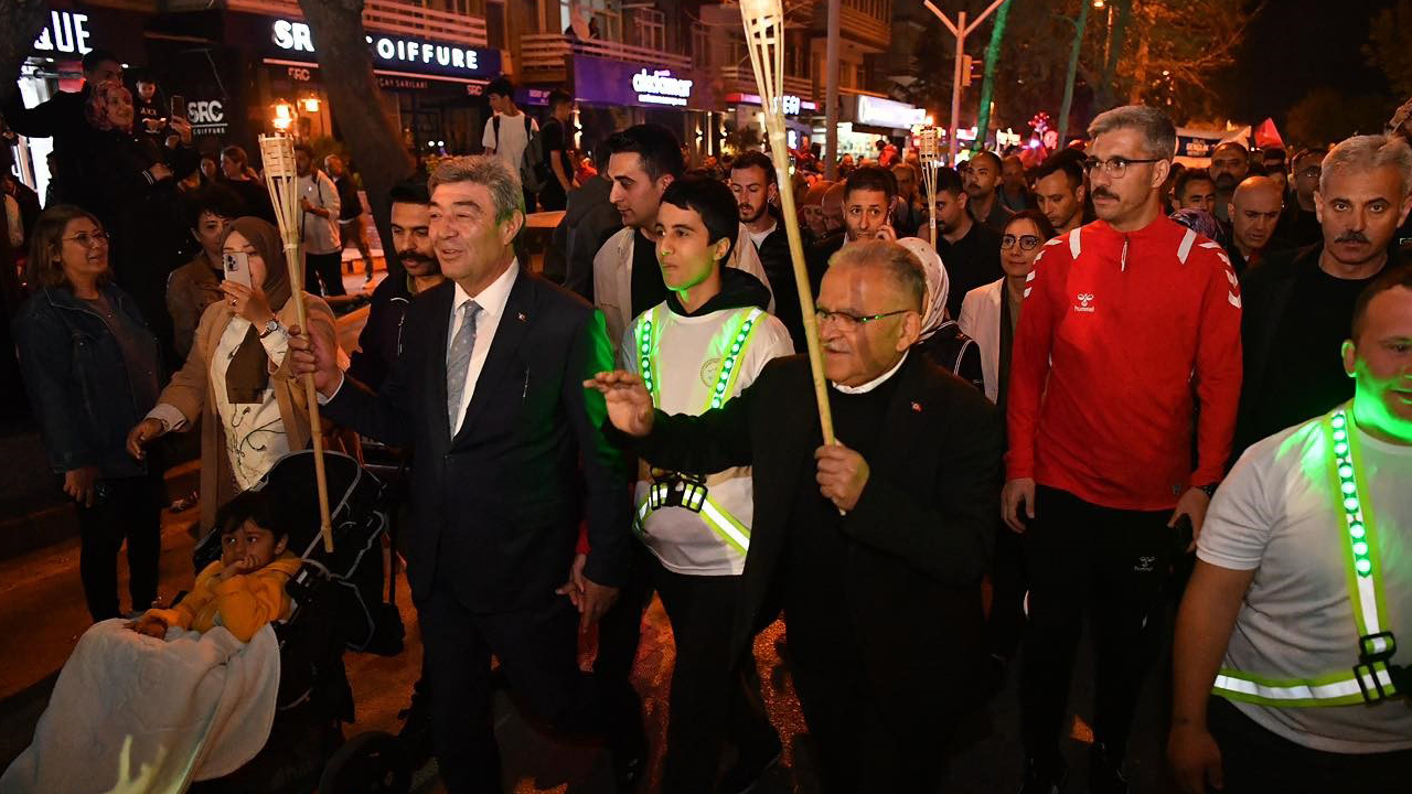 Başkan Büyükkılıç, 19 Mayıs Fener Alayı’nda gençlerin coşkusuna ortak oldu!