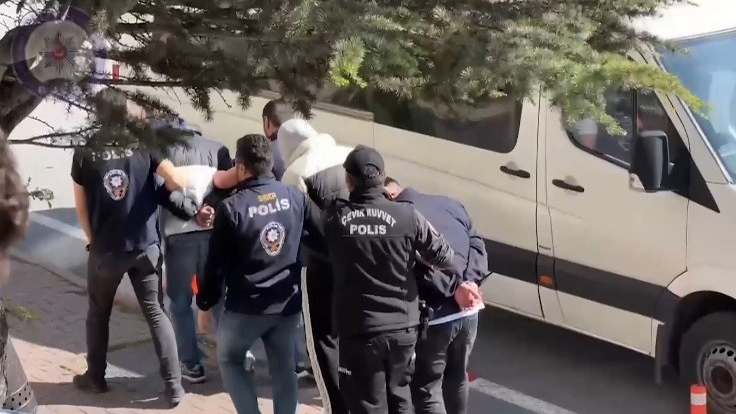 Zararlı yazılım kullanarak 156 kişiyi 3.5 milyon dolandıran 11 kişi yakalandı!