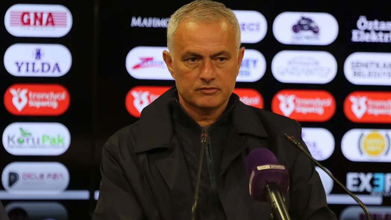 Galatasaray tribünlerinde Mourinho pankartı!