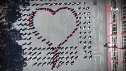 Kız öğrencilerden muhteşem '19 Mayıs' koreografisi!