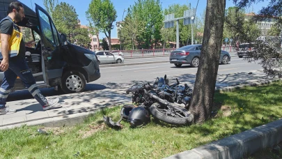 Motosiklet servise çarptı 2 kişi yaralandı!