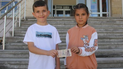 Sivaslı minik öğrenci paranın üzerindeki yazının izini sürerek sahibine ulaştı!