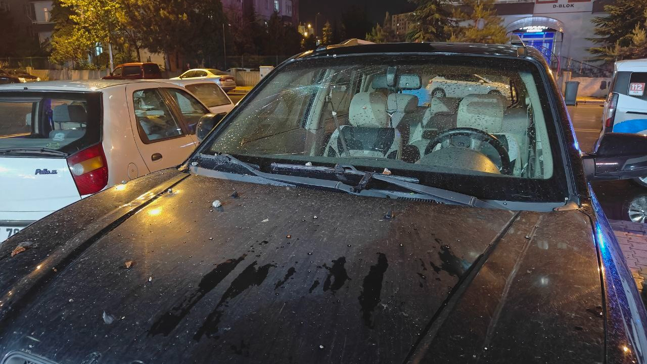 Kayseri’de apartmanın çatısına yıldırım düştü, park halindeki araçlar zarar gördü!