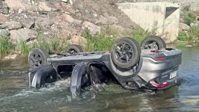 Bayramı Van'da geçirmek isteyen aile yok oldu! Otomobil Erzurum'da dereye uçtu!
