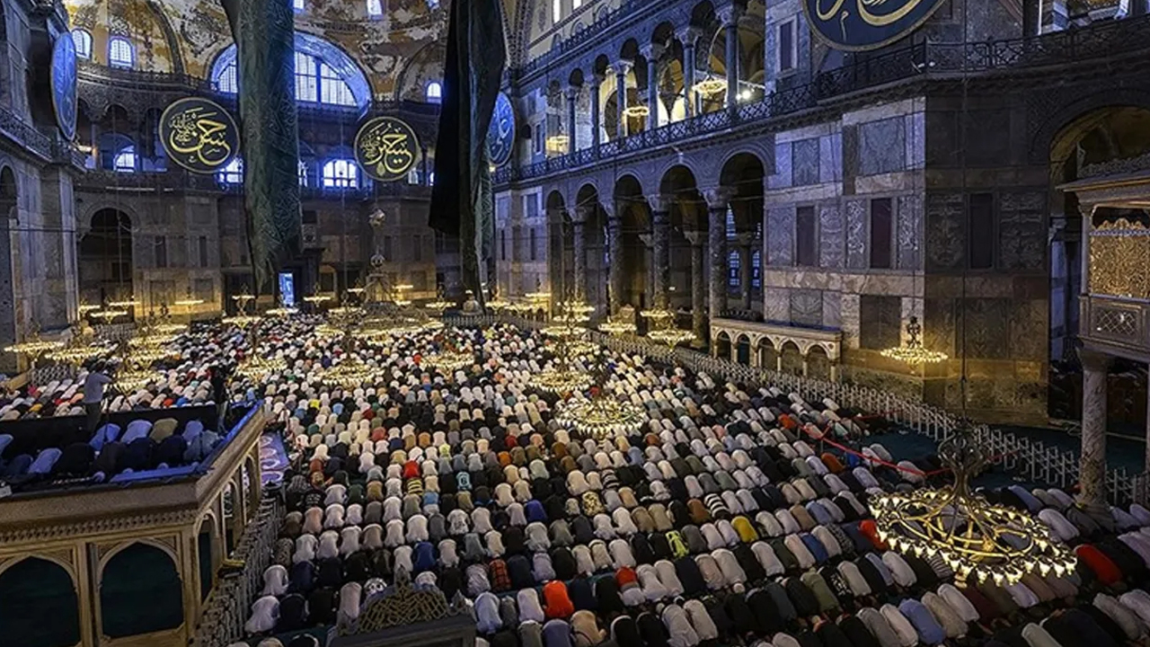 Bayram namazı saat kaçta kılınacak? Diyanet İşleri Başkanlığı açıkladı 2025 il il Kurban Bayramı namaz vakitleri!