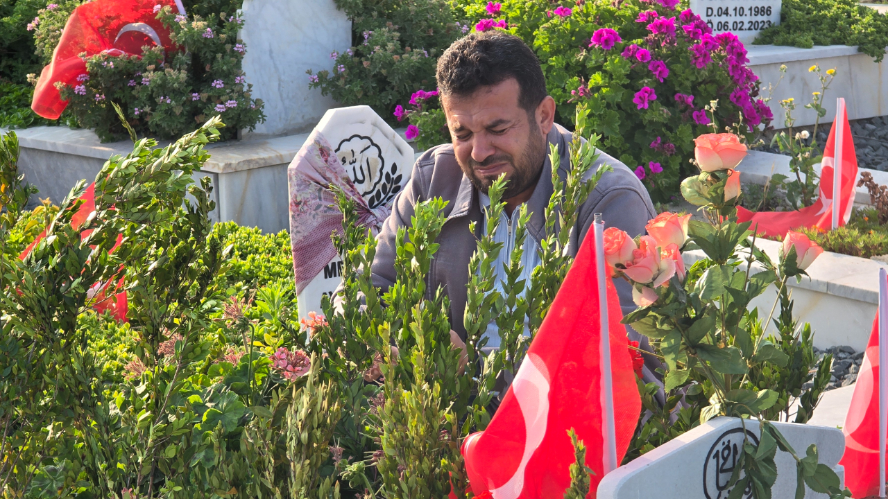 Hatay'da deprem şehitliğinde buruk bayram!