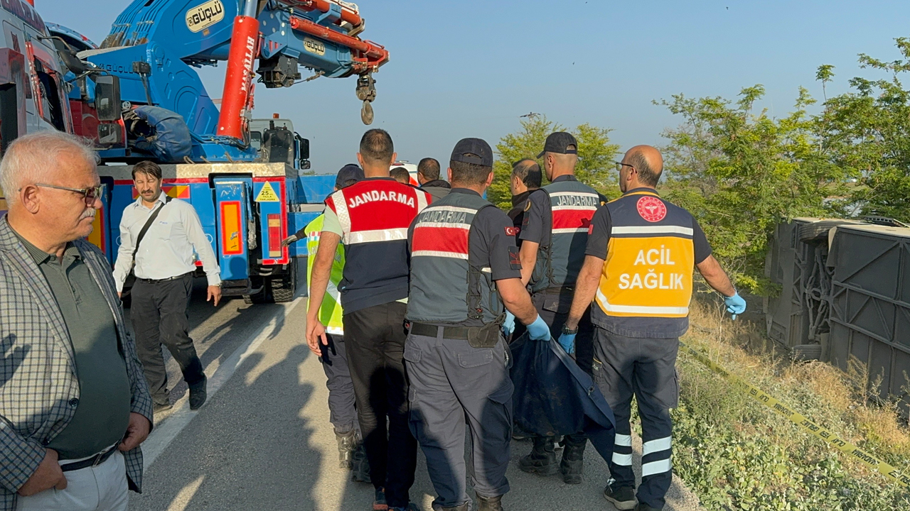 Konya’da yolcu otobüsünün devrildiği kazada 1 kişi öldü 23 kişi yaralandı!
